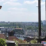 Beautiful, Well Positioned Flat In Clifton Wood