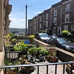 Апартаменты Beautiful, Well Positioned Flat In Clifton Wood *