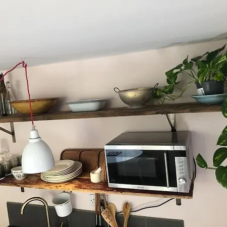 Апартаменты Beautiful, Well Positioned Flat In Clifton Wood