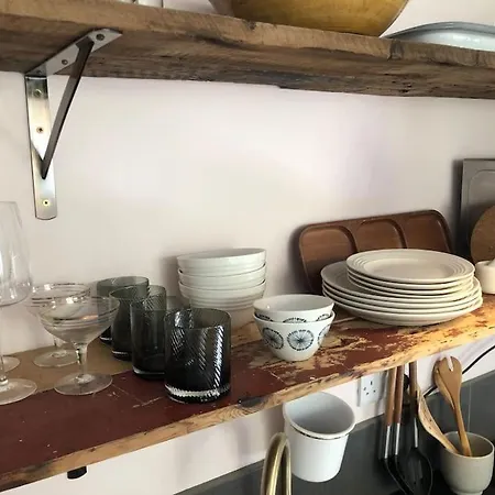 Апартаменты Beautiful, Well Positioned Flat In Clifton Wood