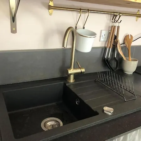 Апартаменты Beautiful, Well Positioned Flat In Clifton Wood *