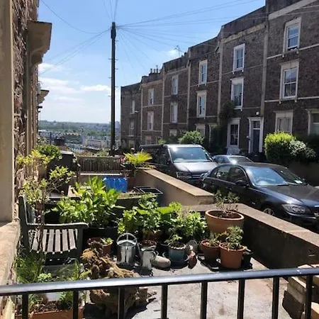 Апартаменты Beautiful, Well Positioned Flat In Clifton Wood *