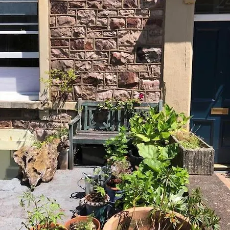 Beautiful, Well Positioned Flat In Clifton Wood *